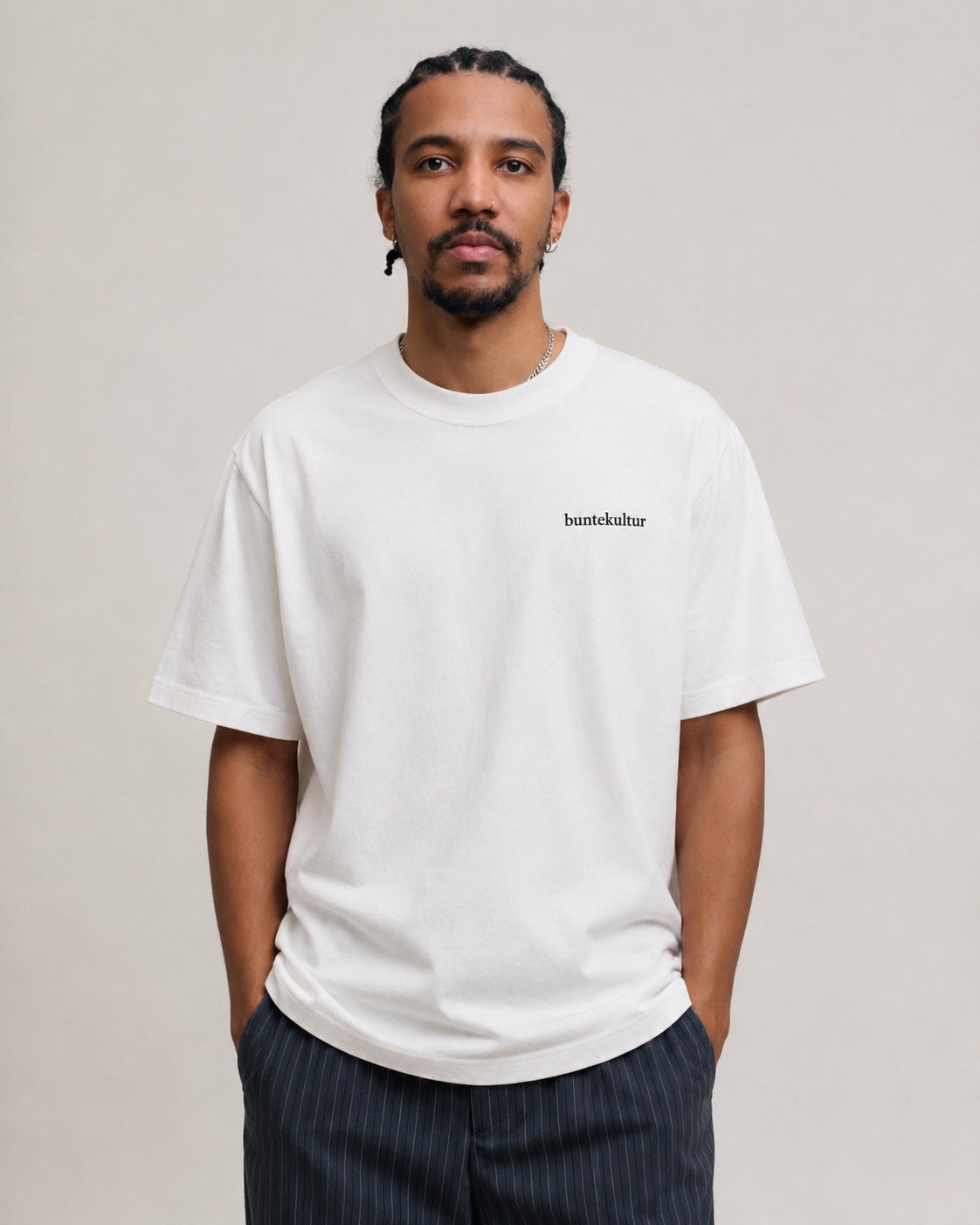 Person wearing the buntekultur white tee